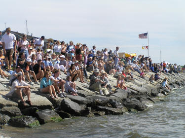 Spectators waiting for the swimmers...